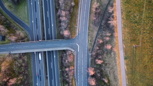 Tödlicher Verkehrsunfall: Radfahrerin auf Prager Straße bei Engerwitzdorf von LKW überrollt