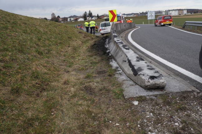 Unfall eines Kleinbusses auf Autobahnabfahrt bei Eberstalzell endet glimpflich