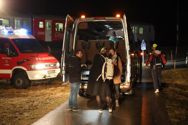 35 Fahrgäste bei St. Pankraz durch Feuerwehr aus Nahverkehrszug evakuiert