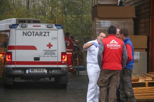 Feuerwehr und Notarzt bei schwerem Arbeitsunfall in Sattledt im Einsatz