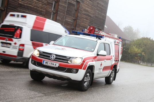 Feuerwehr und Notarzt bei schwerem Arbeitsunfall in Sattledt im Einsatz