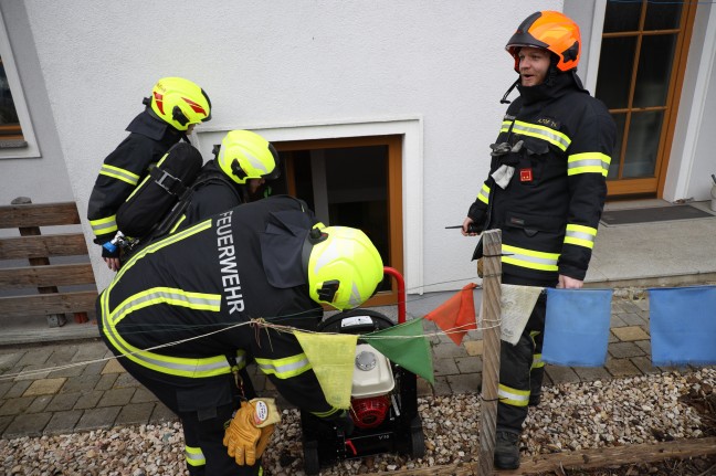 Feuerwehr bei Chlorgasaustritt im Keller eines Hauses in Pucking im Einsatz