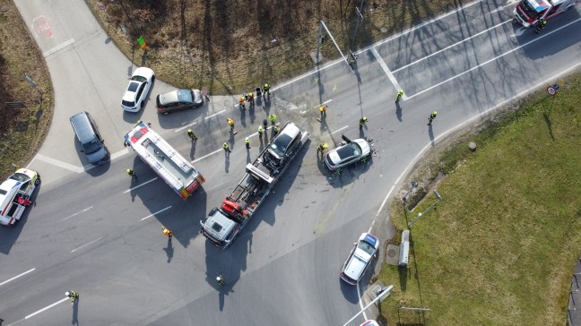 Fünf Verletzte bei Kreuzungskollision zwischen zwei PKW auf Wiener Straße in Gunskirchen