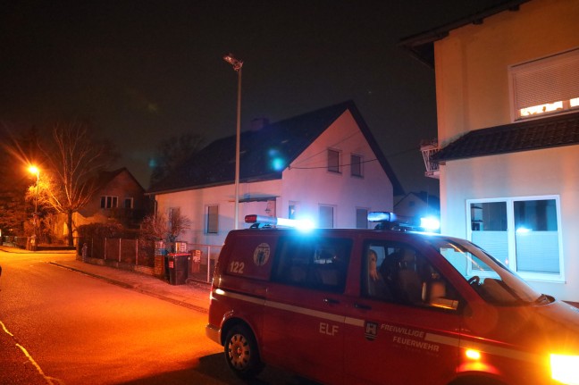 Feuerwehr sowie Techniker nach Brand einer Straenbeleuchtung in Wels-Neustadt im Einsatz