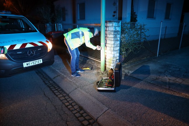 Feuerwehr sowie Techniker nach Brand einer Straenbeleuchtung in Wels-Neustadt im Einsatz