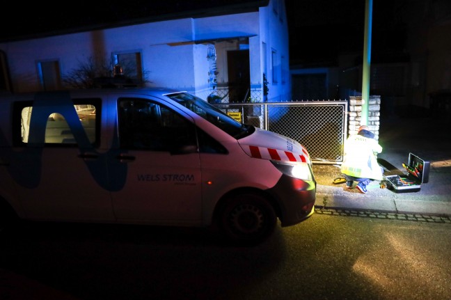 Feuerwehr sowie Techniker nach Brand einer Straenbeleuchtung in Wels-Neustadt im Einsatz