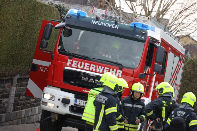 Gasleitung bei Bauarbeiten in einer Siedlungsstraße in Neuhofen an der Krems beschädigt