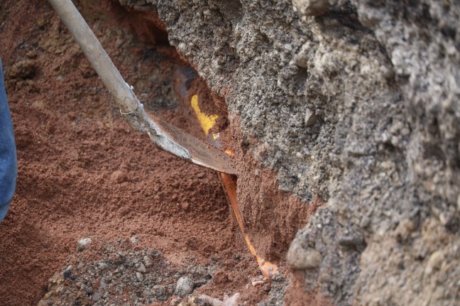 Gasleitung bei Bauarbeiten in einer Siedlungsstrae in Neuhofen an der Krems beschdigt