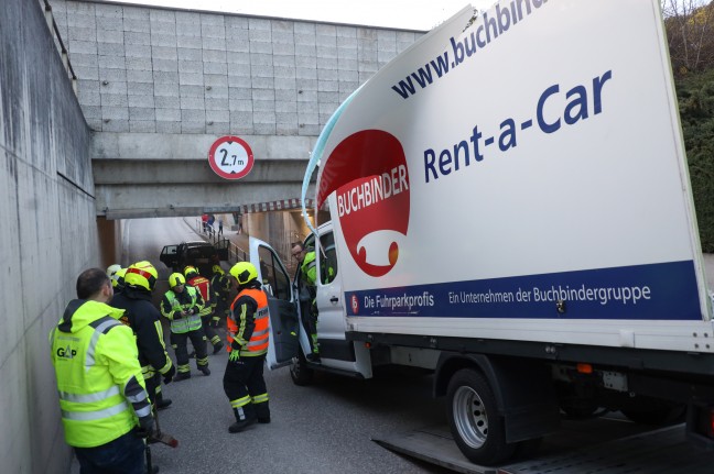 Aufbau regelrecht zerlegt: Kleintransporter steckte in Gunskirchen in Unterführung fest