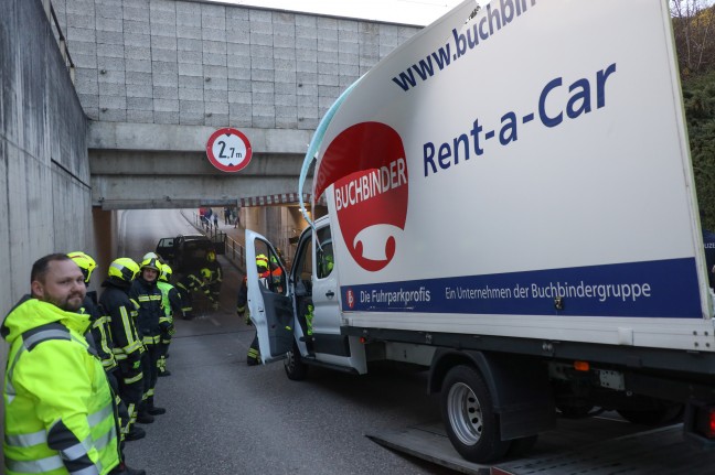 Aufbau regelrecht zerlegt: Kleintransporter steckte in Gunskirchen in Unterfhrung fest