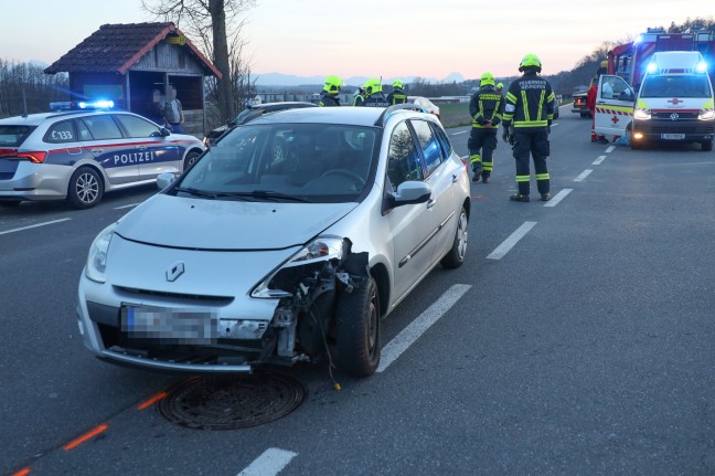Motorradlenker bei Kollision mit Auto auf Kremstalstraße in Neuhofen an der Krems schwer verletzt