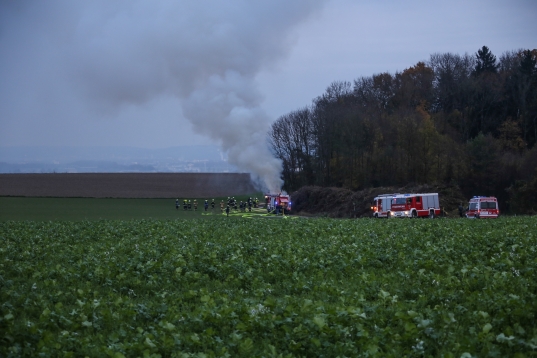 Feuerwehren bei Brand von Grünschnitt in Kirchberg-Thening im Einsatz