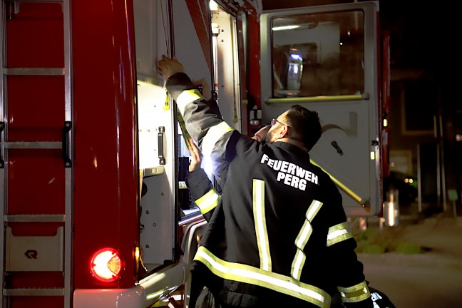 Zwei Feuerwehren bei Entstehungsbrand an einer Leuchtreklame in Perg im Einsatz