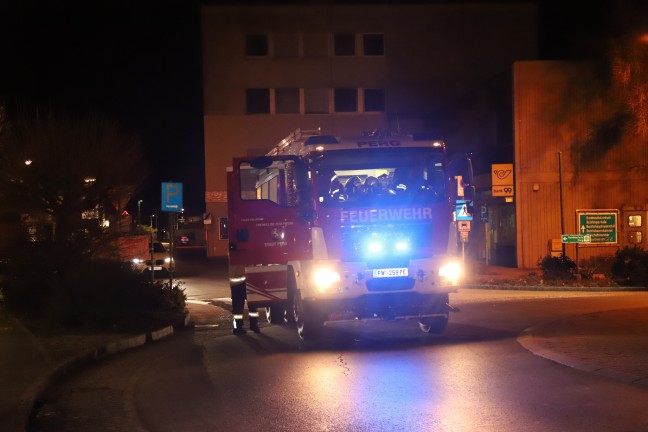 Zwei Feuerwehren bei Entstehungsbrand an einer Leuchtreklame in Perg im Einsatz