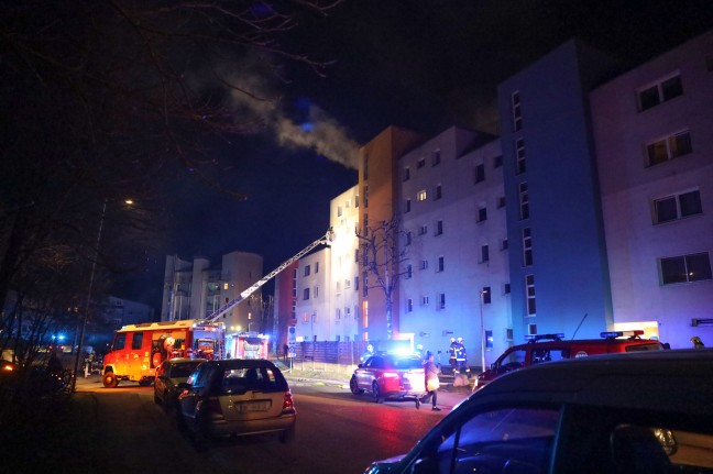 Ein Todesopfer sowie 25 gerettete Personen bei ausgedehntem Wohnungsbrand in Wels-Lichtenegg