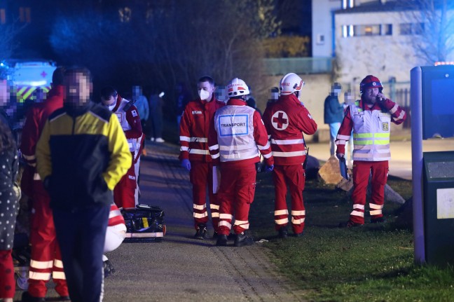 Ein Todesopfer sowie 25 gerettete Personen bei ausgedehntem Wohnungsbrand in Wels-Lichtenegg