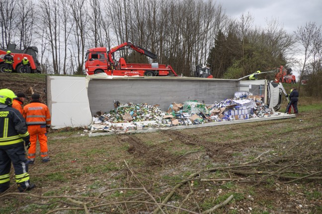 LKW-Sattelzug mit Getränkepackungen bei Ansfelden über Böschung gestürzt