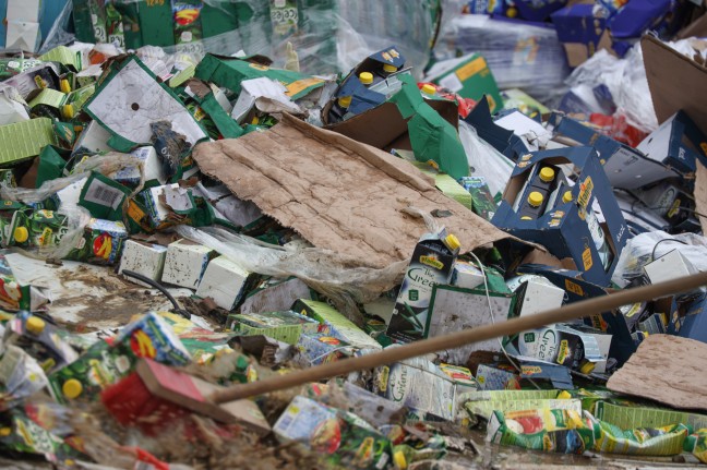 LKW-Sattelzug mit Getränkepackungen bei Ansfelden über Böschung gestürzt