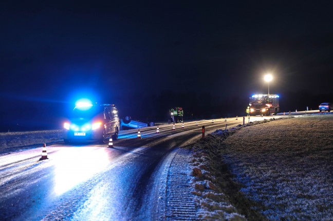 Autoberschlag bei winterlichen Fahrbedingungen in Marchtrenk