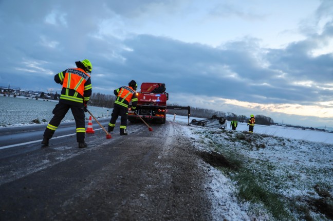 Autoüberschlag bei winterlichen Fahrbedingungen in Marchtrenk