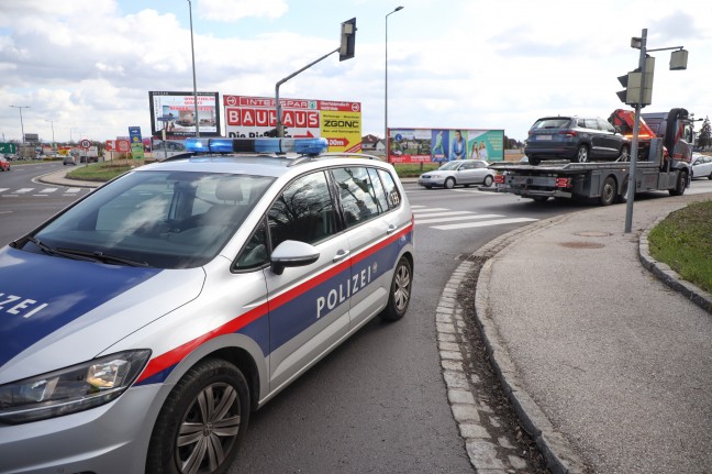 Auto kollidierte nach Kreuzungscrash in Wels-Neustadt mit Straßenlaterne sowie Spritpreisanzeiger