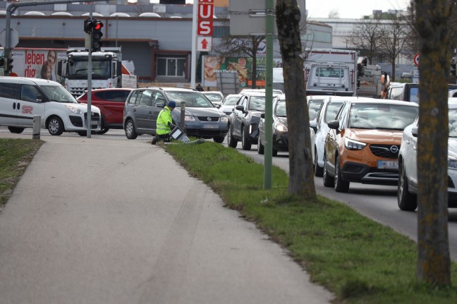 Auto kollidierte nach Kreuzungscrash in Wels-Neustadt mit Straßenlaterne sowie Spritpreisanzeiger