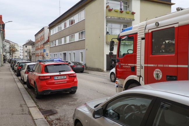 Eingeschlossenes Kind in Wels-Innenstadt durch Feuerwehr und Pannendienst aus Auto gerettet