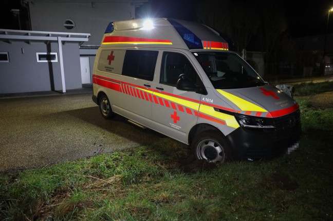 Missgeschick bei Wendemanöver: Rettungsfahrzeug in Wels-Lichtenegg in aufgeweichte Wiese eingesunken