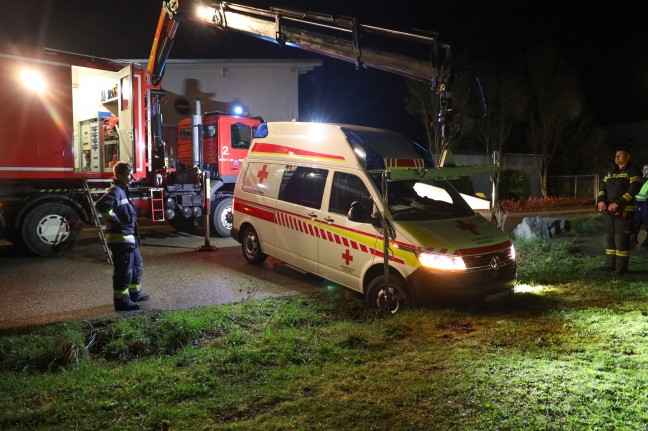 Missgeschick bei Wendemanöver: Rettungsfahrzeug in Wels-Lichtenegg in aufgeweichte Wiese eingesunken