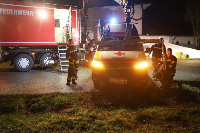 Missgeschick bei Wendemanver: Rettungsfahrzeug in Wels-Lichtenegg in aufgeweichte Wiese eingesunken