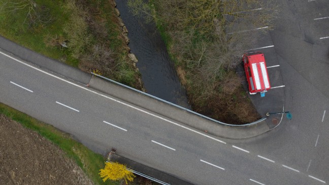 Autolenker bei Redlham mit altem Feuerwehrauto in Bach gestürzt