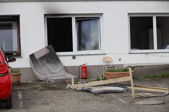 Zimmerbrand in einem Mehrparteienwohnhaus in Bad Wimsbach-Neydharting