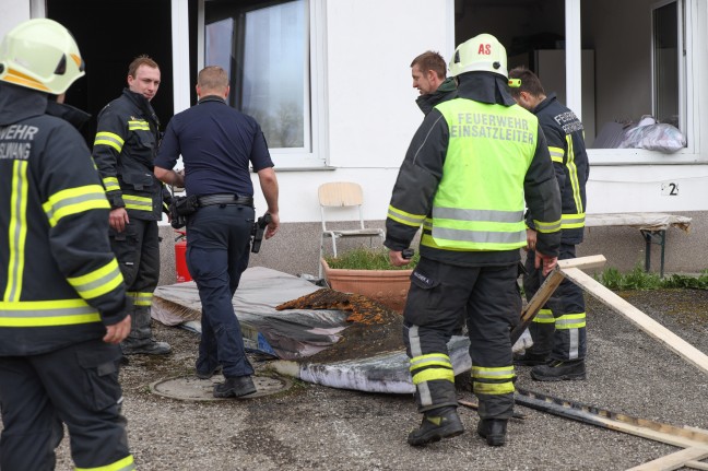 Zimmerbrand in einem Mehrparteienwohnhaus in Bad Wimsbach-Neydharting