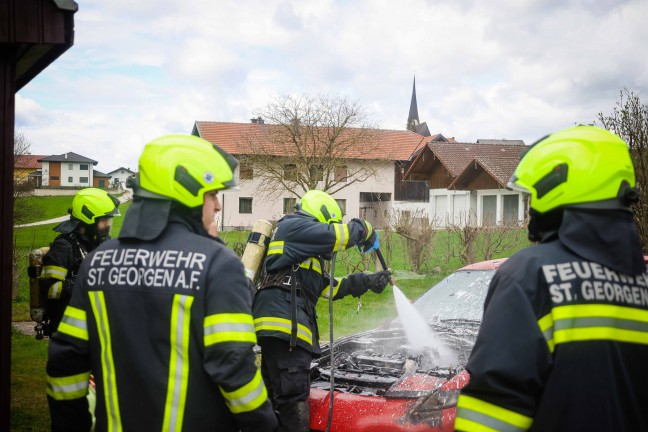 Flammen schlugen aus Motorraum eines Sportwagens in St. Georgen am Fillmannsbach