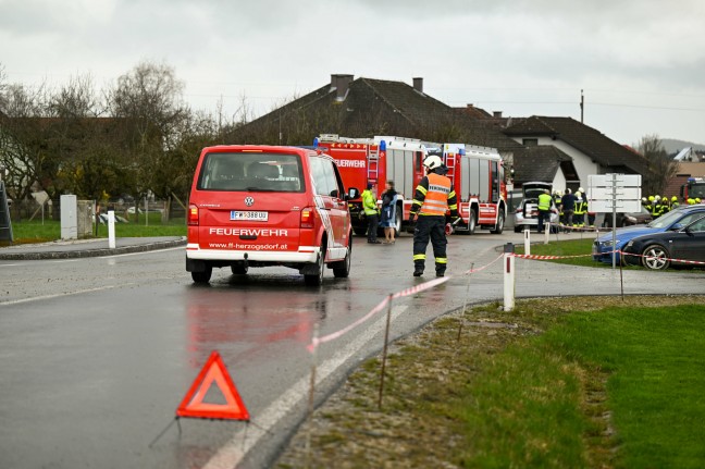 Heftige Kollision zwischen zwei PKW in Herzogsdorf