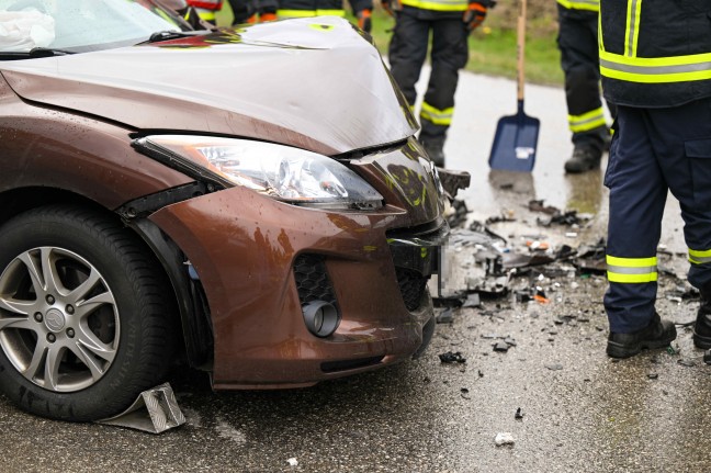 Heftige Kollision zwischen zwei PKW in Herzogsdorf