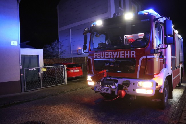 Einsatzkrfte nach gemeldetem Gasgeruch in einem Haus in Wels-Lichtenegg im Einsatz