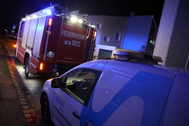 Einsatzkrfte nach gemeldetem Gasgeruch in einem Haus in Wels-Lichtenegg im Einsatz