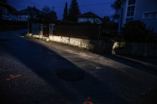 Fahrzeug bei Verkehrsunfall in Krenglbach gegen Gartenzaun gekracht