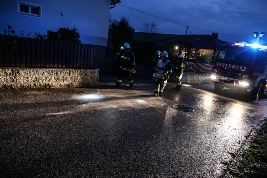 Fahrzeug bei Verkehrsunfall in Krenglbach gegen Gartenzaun gekracht