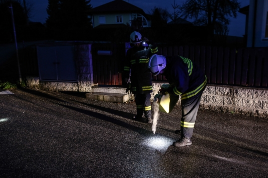 Fahrzeug bei Verkehrsunfall in Krenglbach gegen Gartenzaun gekracht