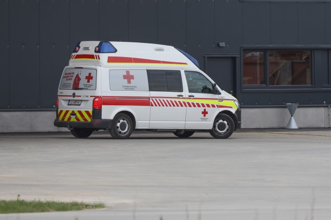 Drei Feuerwehren bei Brand in einem Gewerbebetrieb in Asten im Einsatz