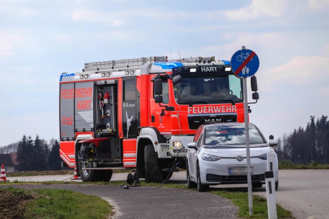 Feuerwehr als Ladesäule für E-Auto in Leonding im Einsatz