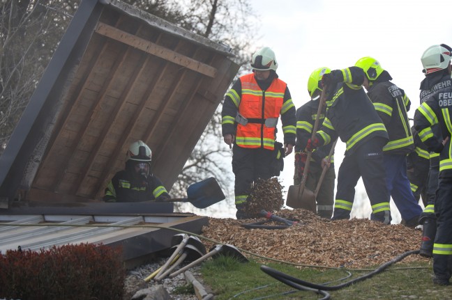 Drei Feuerwehren bei Brand eines Hackschnitzelbunkers in Tollet im Einsatz