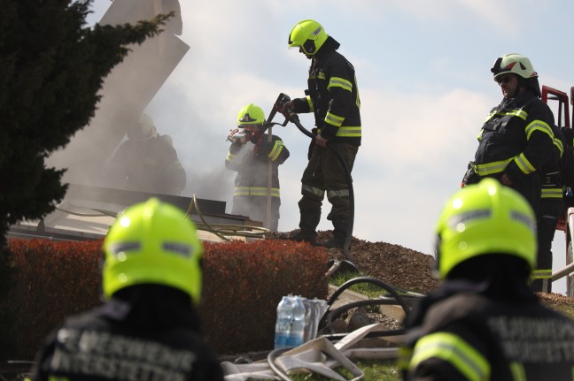 Drei Feuerwehren bei Brand eines Hackschnitzelbunkers in Tollet im Einsatz