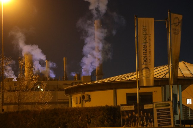 Zwei Feuerwehren und Brandschutzgruppe bei Brand in einer Papierfabrik in Laakirchen im Einsatz