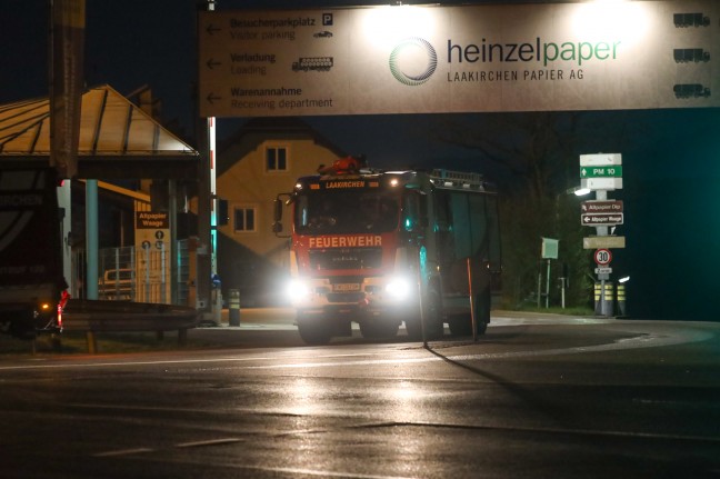 Zwei Feuerwehren und Brandschutzgruppe bei Brand in einer Papierfabrik in Laakirchen im Einsatz