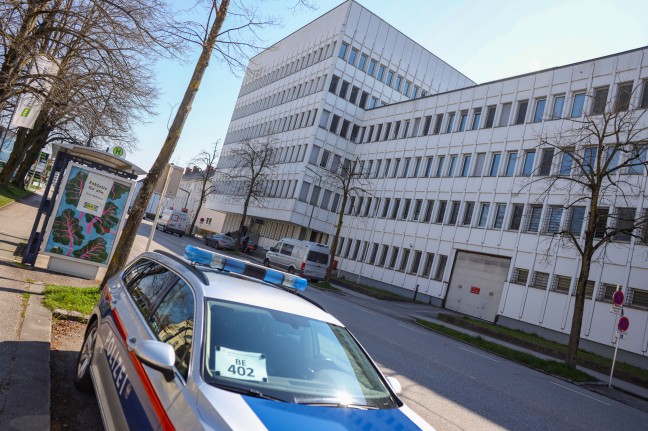Sicherheitsschleuse: Security stellt beim Brgerservice der Polizei laufend Messer und Waffen sicher