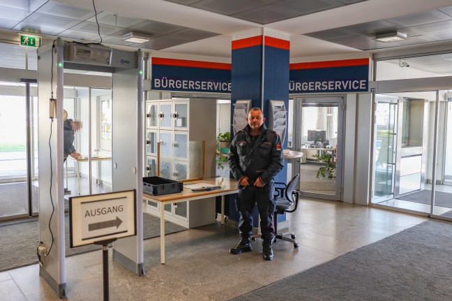 Sicherheitsschleuse: Security stellt beim Brgerservice der Polizei laufend Messer und Waffen sicher