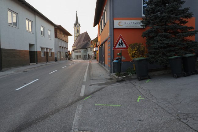 Crashrettung nach schwerem Verkehrsunfall auf Gmundener Strae in Roitham am Traunfall